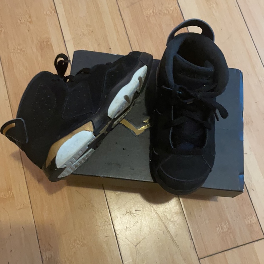 Toddler Jordan’s 11s Black and gold originals - Picture 2 of 5